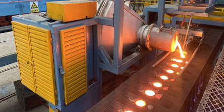 Automazione dello stampaggio verticale: durata senza rilavorazioni per i componenti del miscelatore